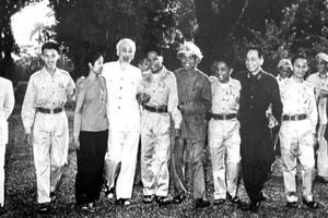 1965年11月，胡志明主席和武元甲大将欢迎探访北部的南方解放军力量英雄竞赛战士代表团。（资料图）