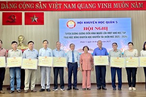 第五郡励学会向各集体单位颁发感谢状。