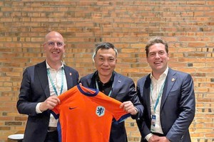 越南与荷兰足球协会代表合影