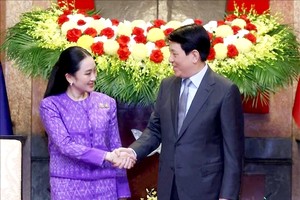 越南国家主席梁强会见泰国总理佩通坦·钦那瓦。