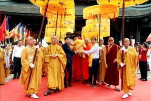 河南省领导和恭迎组委会恭迎佛舍利子至三祝寺尊放。