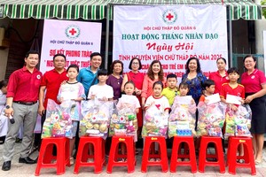 红十字会代表与华人热心人士向孤儿赠送爱心礼物。