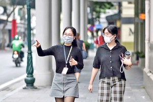 医疗专家提醒人们保持冷静，并采取防病措施，例如：戴口罩、经常洗手等。