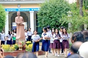 高中学生盼望在跨国公司取得就业机会，一定要学好外语，同时确定日后有意从事的工作，以选读适合的专业。