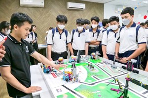 学生们参观市国立大学自然科学大学的机器人俱乐部。