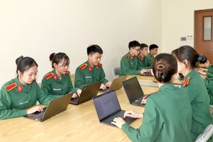 军事技术学院学员参加在社交网站维护党思想根基工作。