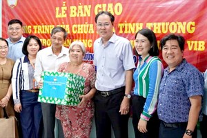 市越南祖国阵线委员会代表向第八郡居民移交温情屋。