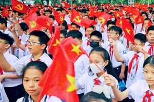 从2025-2026学年起，在全国范围内对约230万名从幼儿园到公立高中的学生全面免除学费。