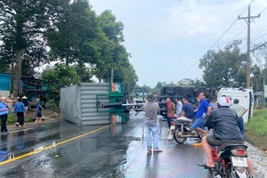 集装箱车侧翻 20 号国道致交通堵塞