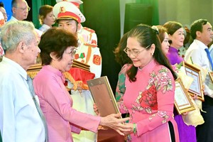 市人民议会主席阮氏丽向在2016-2025年阶段学习与效法胡志明思想、道德、风格方面取得出色成绩的个人颁发奖励。