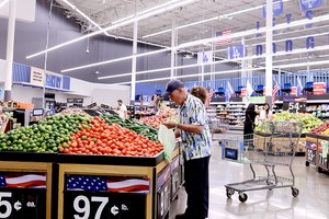 顾客在美国加利福尼亚州洛杉矶县一家沃尔玛商店内采购商品。