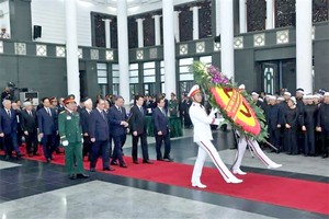 党、国家、国会、政府、越南祖国阵线各部委怀着无比沉痛的心情齐聚越南国家殡仪馆，出席为原国家主席陈德良的吊唁仪式。