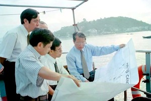 陈德良主席视察下龙湾规划，确保经济发展和保护环境景观（1997年10月15日）。