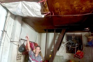 关赵雄与他破烂的房子。