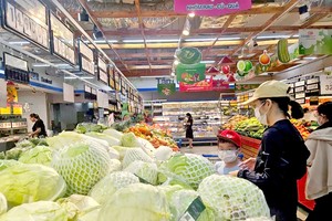 超市内贴有“责任绿色勾号”的产品。