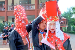 青判瑶族的姑娘们准备参加“忌风”节的服饰。