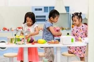 守德市少儿在游乐区玩耍。