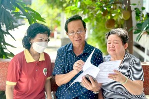 高龄长者在第十二郡新兴顺坊做免费体检。