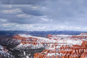 美国布莱斯峡谷国家公园冬季的美景。