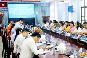 市越南祖国阵线委员会监察古芝县民族与宗教工作。