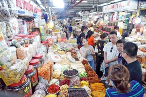 自6月1日起，年营收达10亿元以上的经营户将改用收银机电子发票。