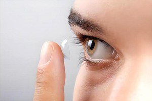 夜视隐形眼镜：甚至可闭着眼睛透视