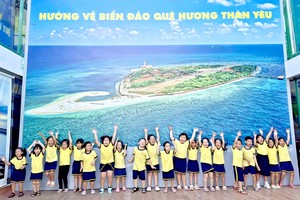 2025 年“迎夏周”在守德市书香街举行