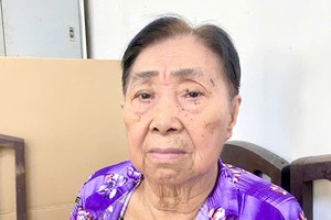 病妇卖彩票养夫度日难