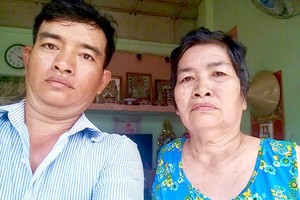 黎氏红与儿子黄守光。