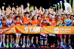 逾万名运动员征服下龙湾赛道