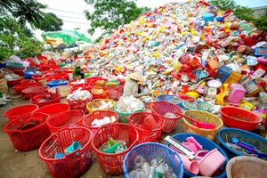 永福省齐鲁回收区的塑料垃圾分类活动。