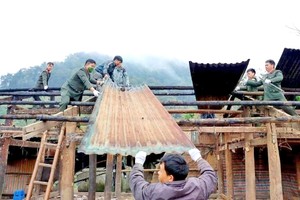 莱州省公安厅干部、战士与当地民众携手协作积极推进拆除临时房、危旧房工作。