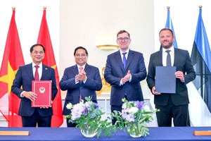 越南政府总理范明政与爱沙尼亚总理克里斯汀‧米哈尔共同出席两国外交部签署合作谅解备忘录仪式。