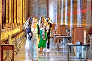 游客参观泰国曼谷卧佛寺。