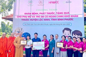 向偏远区贫困妇女和儿童赠医施药 