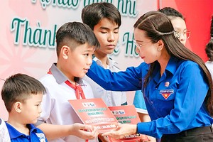 共青团中央书记阮范维庄向贫困学生颁发奖学金。