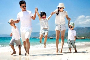 夏季带孩子出游时，应选择通风良好的区域，避免前往人多的地方。