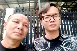 刘志心与父亲合影。