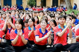 本市的５万名学生参加“红凤凰花战役”志愿活动。