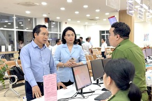 市人委会主席阮文得在第六郡公共行政中心考察身份证签发工作。