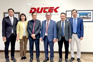 越南驻三藩市总领事黄英俊（左三）与其他官员探访余建强（左四）主理的美国东亚电子集团。