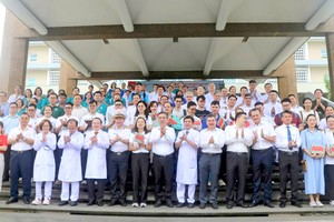 市委副书记阮福禄与执行任务的民事医疗团合影。