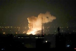 以军空袭伊朗核目标 伊方称将“强硬回应”