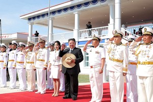 朝侧翻驱逐舰经修复正式下水