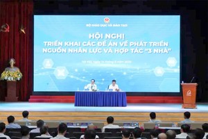 教育与培训部领导主持会议