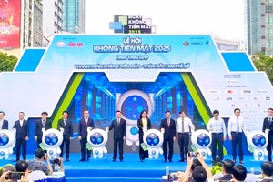 政府副总理胡德福体验非现金支付服务。