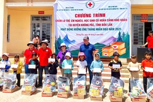 慈善团向各少儿发送礼物。