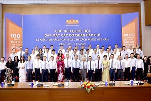 国会主席陈青敏与各新闻媒体机关负责人留影。