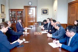 越南农业与环境部代表团于6月5日与美国参议院农业、营养和林业委员会主席约翰‧布兹曼举行会谈。