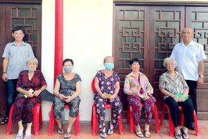 福建二府会馆向孤寡暨高龄乡亲赠送礼物。